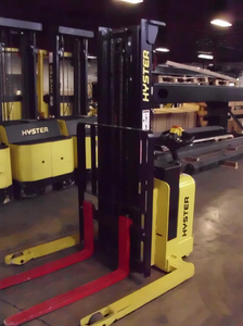 Hyster pallet stacker