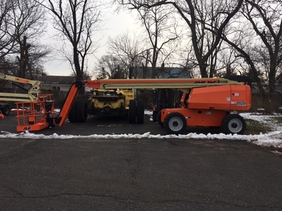 JLG 660SJ telescoping boom lift