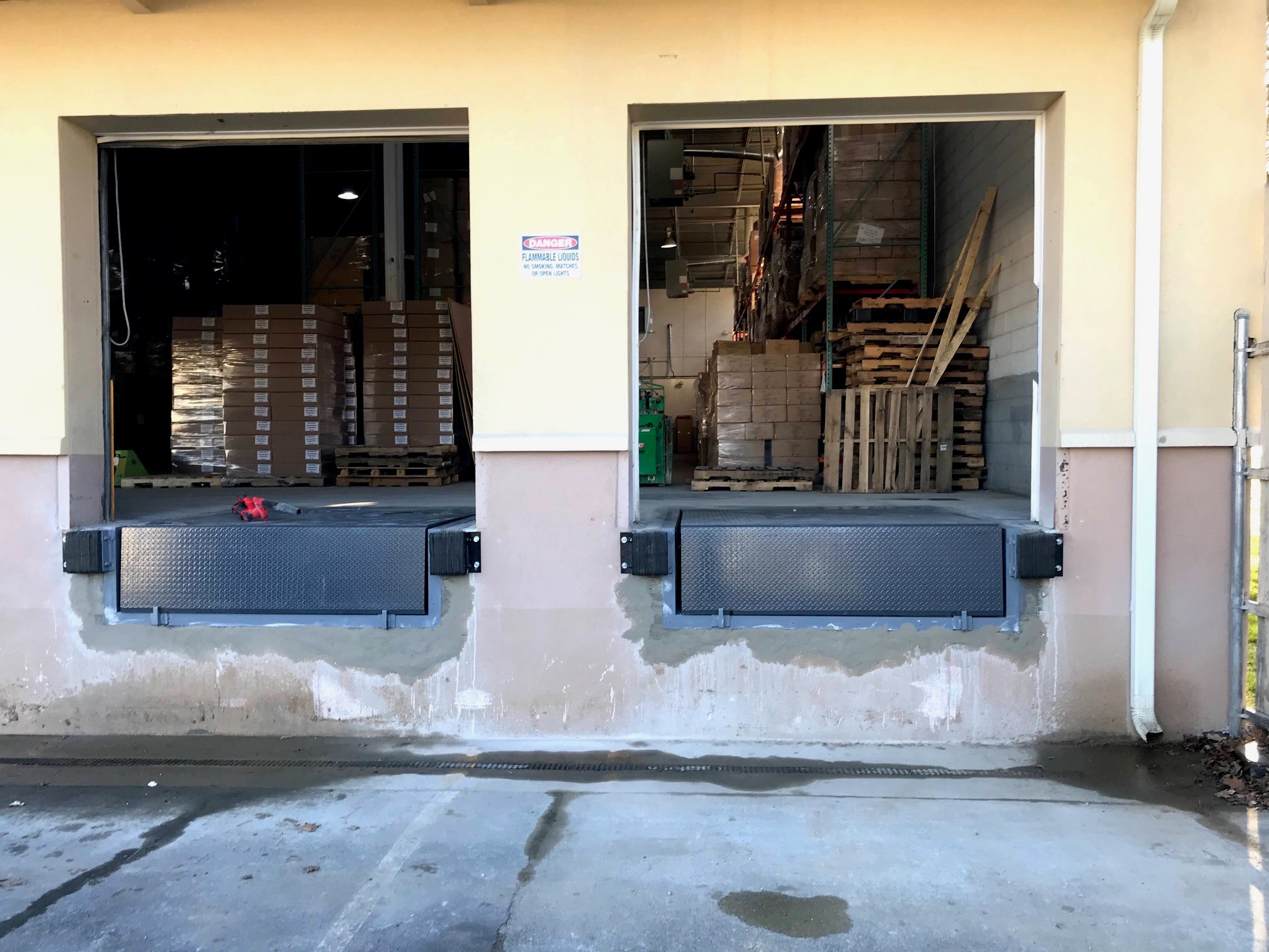 Dock-Door-Edward-Ibbetson-Dock-Levelers-Photo Dock-Door-Edward-Ibbetson-Dock-Levelers-Photo